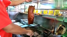 香港美食：师傅斩光皮烧乳猪，小心翼翼，唯恐划破娇嫩皮肤