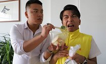 阿宝吃外卖挑三拣四，谁知却感动了外卖小哥！