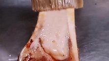 打假烧烤店烤牛骨髓，老板为了省钱，连食物现在都敢循环利用了！