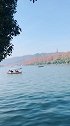 秋色西湖别样美，湖面荡漾，小船悠悠在湖面。