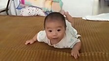 刚出生两个月的宝宝努力爬行，宝宝接下来的表情，妈妈乐坏了