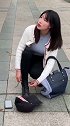 我只是蹲下系个鞋带，为什么给我扔钱？