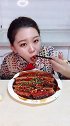 大块把子肉上桌啦，小姐姐可真能吃，这么肥吃得这么香！