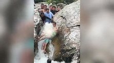 男孩在急流中被卡石缝，多人合力堵住水流，绿裤大哥冒险施救！
