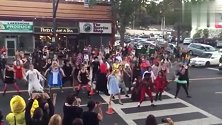数百人街头快闪，吓哭路人，到底发生了什么？