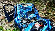 四川攀枝花两车被落石砸中3人受伤 轿车被压得像铁饼