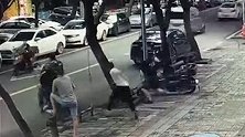 缉毒民警冒死抓捕贩毒嫌犯 被车当街拖行20米仍不放手