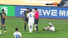 上半场补时第2分钟广州富力球员李松益黄牌