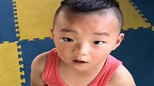 五岁的小男孩，这前空翻太厉害了，真是自愧不如呀！