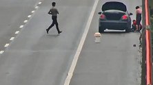 浙江一男子横穿高速6个车道 为妻子爆胎车换胎