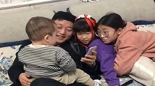 谁也撼动不了宝宝在家的地位，同样是看爸爸玩手机，必须稳坐C位