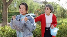 美女不忍看见老奶奶奔波，买光她的菜，反遭老奶奶追赶！