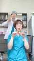 护士小姐姐真会玩，带着同事一起跳舞，这舞姿真可爱！