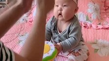 小宝宝可真会配合爸爸，爸爸做了下打枪姿势，宝宝立马倒下了！