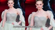范宁薄荷绿披纱礼服现身《沉睡魔咒2》伦敦首映礼