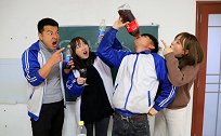 期末考试喝饮料，学霸喝可乐没有摇一摇被扣50分，真逗！