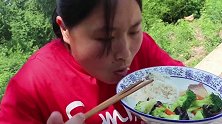 胖妹嘴馋吃西洋菜，这吃相太享受，吃了三碗饭还不过瘾
