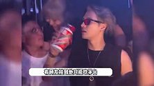 王嘉尔茅台对瓶吹！动作生猛酒量惊人，直言喜欢烧穿喉咙的感觉