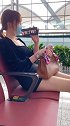 机场候机厅，想问旁边的美女要微信，结果还没等我鼓起勇气就被她反撩了！