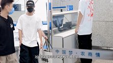 Justin现身成都机场清清爽爽昊昊子解锁乖巧站姿