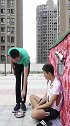 美女很有商业头脑，一台电子秤就改变了小伙的人生