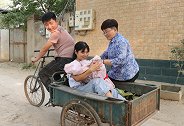 善良大妈帮助邻居夫妻，当大妈被亲儿子嫌弃，邻居：我们养你