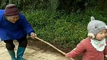 宝贝看太奶奶走不动了，急忙跑过去牵着太奶奶走！