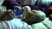 感动！100岁的太奶奶唱歌哄小曾孙，温馨得让人想哭