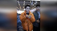 带货男神李佳琦，穿亮色羽绒服走机场，身材纤细让人心疼