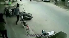 爸爸忘拔电车钥匙，小女儿刚刚爬上，就被监控拍下这揪心场面！