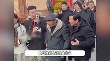 刘强东父亲回村被外人强行送信，当场拒绝称没有用，网友：想借钱呗