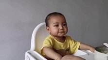妈妈喂小宝宝吃饭，宝宝吃得好快，果真是个小吃货！