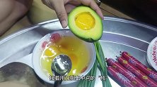 小伙用牛油果来烤鸡蛋，一份卖30元“真便宜”，想买都插不上队