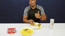 印度小伙吃两盘炒米，快15分钟才吃完，这速度比想象中差多了