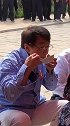 成龙入乡随俗蹲在路边吃饭