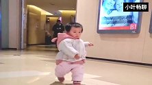 育儿视频：她来了，她来了，她摇摇晃晃过来了！