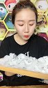 吃冰姑娘，这次吃一盘米粒碎碎冰，吃得太过瘾了