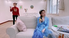 艾莎和雪儿喵挑战“空中零食接力”，默契百分百
