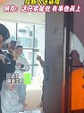陕西宝鸡：新郎朋友变身花童给新人送戒指