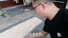 西红柿汁做的宽板面，加上专属的卤蛋和豆皮，真带劲