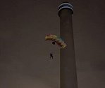 英国冒险者从91米高的烟囱上跳伞 降落在商场停车场