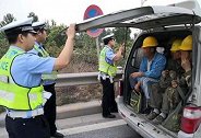 面包车既不让拉货，也不让拉人，那买它来做什么？交警给出答案！