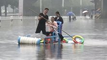 湖北襄阳：湖北暴雨男子自制橡皮筏，免费接送市民上下班