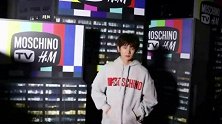 真团宠！王源被导演张艺谋、张一白、宁浩、贾玲围观