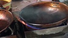 云南小锅米线，这锅不会是铜做的吧，太结实了吧！