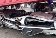 货车侧翻，旁边的一辆别克被压成“纸片”，网友：这车安不安全？