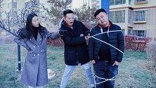 体育课百米赛跑，不料学渣为了争第一，把同学绑到了树上