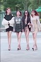 街拍美女时尚达人，美女们短裙装高跟鞋秀出白皙大长腿