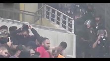 大规模冲突！马赛对阵加拉塔萨雷上演球迷大战 现场投掷烟花弹