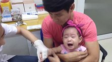 小宝宝抽血做化验，哭的都快上不来气了，把爸爸心疼的不行不行的